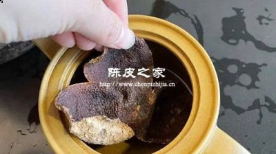 紫砂器皿和玻璃器皿装陈皮那个好